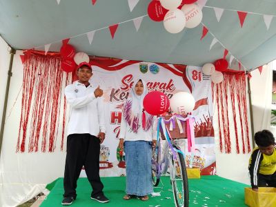 SERAH TERIMA DOOR PRIZE KEPADA  WARGA DESA ARJOWINANGUN