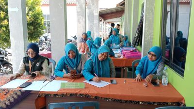  WARGA ARJOWINANGUN SEMANGAT  UNTUK DATANG KE POSYANDU